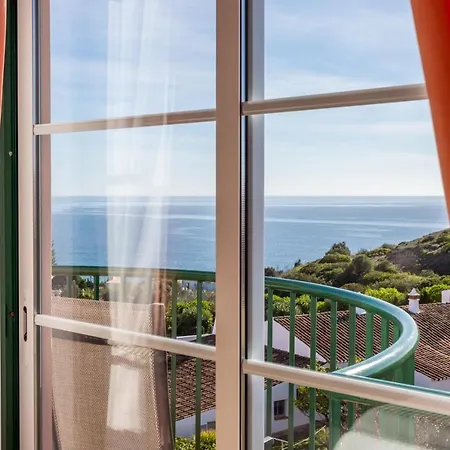 Lovely 2 Bedroom Including Pool, Stunning Ocean Views & Closeby