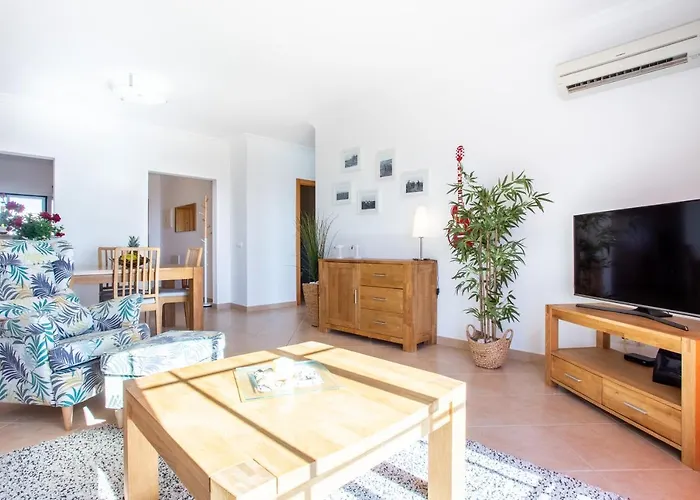 Lovely 2 Bedroom Including Pool, Stunning Ocean Views & Closeby