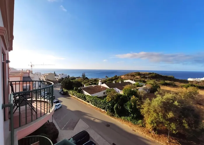 Lovely 2 Bedroom Including Pool, Stunning Ocean Views & Closeby Daire *