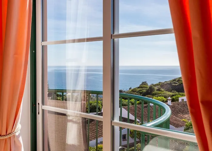 Lovely 2 Bedroom Including Pool, Stunning Ocean Views & Closeby