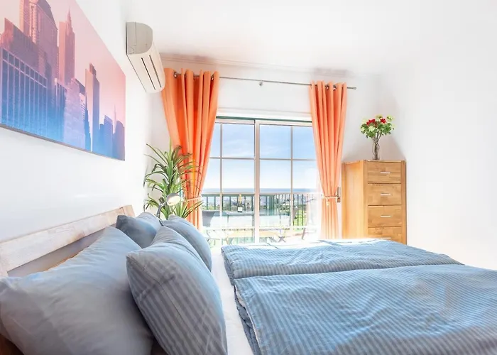 Lovely 2 Bedroom Including Pool, Stunning Ocean Views & Closeby