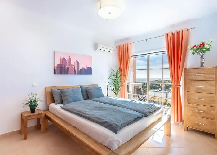 Lovely 2 Bedroom Including Pool, Stunning Ocean Views & Closeby Daire