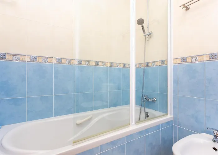 Lovely 2 Bedroom Including Pool, Stunning Ocean Views & Closeby Daire *