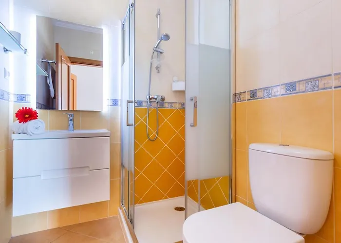 Апартаменты Lovely 2 Bedroom Including Pool, Stunning Ocean Views & Closeby Praia Da Luz